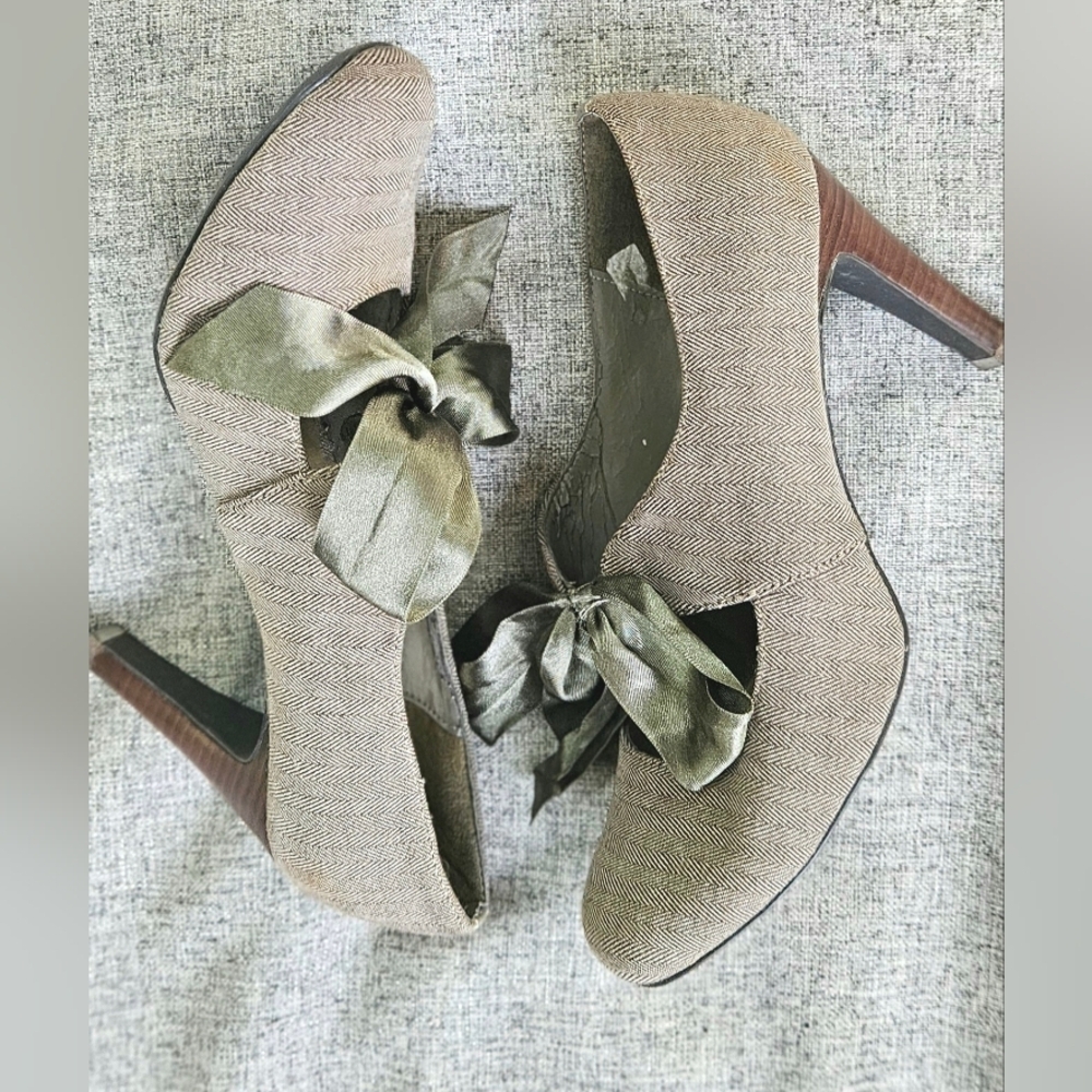 ๐ Rare Herringbone Gray Knit Pump Heels With Satin Bow๐ - Picture 5 of 13